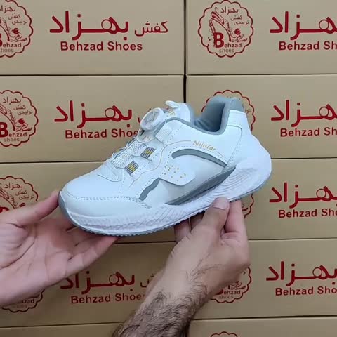 کتونی  بچه گانه پسرانه دخترانه اسپرت رنگ سفید سایز 31 تا 35 زیره پیو بند پُمپی فنری لژ 4 سانتی رویه چرم صنعتی سبک و راحت