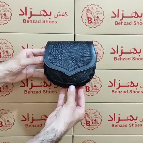 کیف چرم دوشی کوچک زنانه دخترانه تمام چرم طبیعی گاوی درجه یک رنگ مشکی دوخت ماشینی بند دوشی چرمی قابل تنظیم کیف تک خانه
