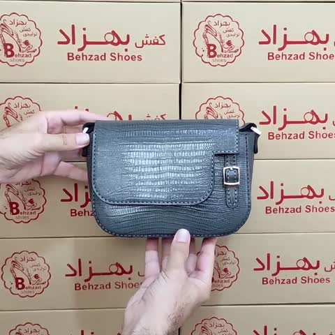 کیف دوشی زنانه دخترانه تمام چرم طبیعی گاوی درجه یک رنگ طوسی دوخت ترکیب دست دوز و ماشینی بند دوشی چرمی قابل تنظیم