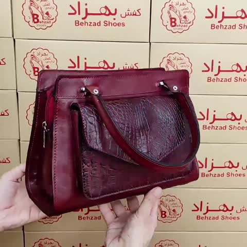 کیف دستی تمام چرم طبیعی گاوی زنانه دخترانه رنگ زرشکی دوخت ماشینی دارای جا موبایل و کیف پول کیفیت عالی 