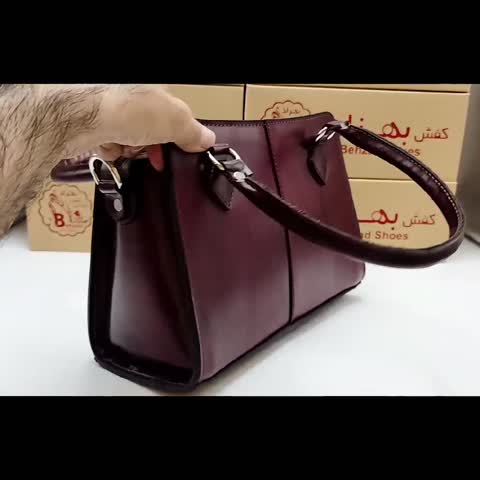 کیف دوشی زنانه تمام چرم طبیعی گاوی از بهترین چرم رنگ زرشکی دست دوز داخل کیف تک خانه تک زیپ بند چرمی بلند قابل تنظیم