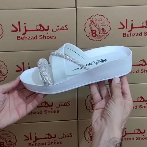 دمپایی روفرشی نگینی رنگ سفید مجلسی دخترانه زنانه سایز 37 تا 40 لژ 4 سانتی زیره پیو نرم رویه نگینی سبک و راحت 