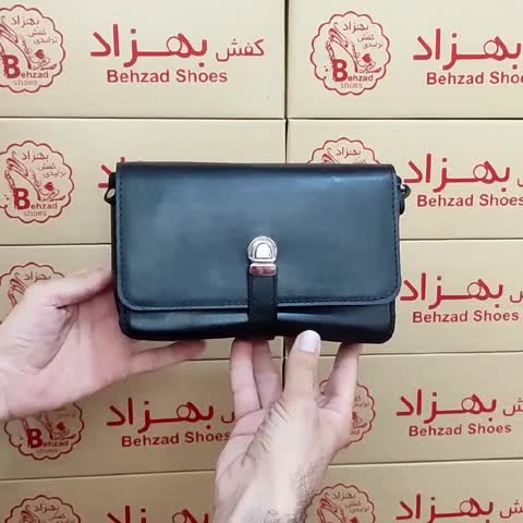 کیف دوشی تمام چرم طبیعی گاوی درجه یک زنانه دخترانه رنگ مشکی  دوخت ماشینی بند قابل تنظیم جاکارتی تک زیپ کیفیت عالی سبک