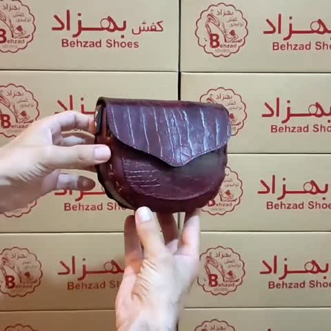 کیف دوشی کوچک سبک زنانه دخترانه تمام چرم طبیعی گاوی درجه یک رنگ زرشکی دوخت ماشینی بند دوشی چرمی قابل تنظیم کیف تک  خانه