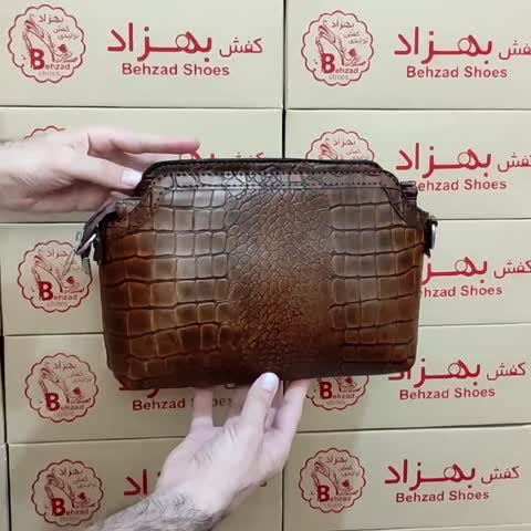 کیف دوشی تمام چرم طبیعی گاوی دخترانه زنانه رنگ قهوه ای دست دوز بند قابل تنظیم داخل کیف تک زیپ داخل کیف تک خانه    