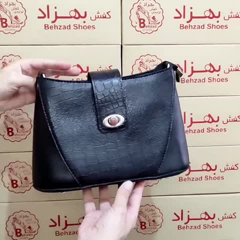 کیف دوشی تمام چرم طبیعی گاوی دخترانه زنانه رنگ مشکی دست دوز بند  دوشی بلند چرمی داخل کیف تک زیپ داخل کیف تک خانه 