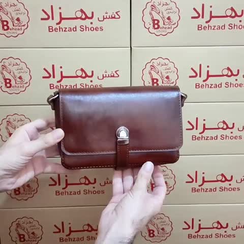 کیف دوشی تمام چرم طبیعی گاوی درجه یک زنانه دخترانه رنگ قهوه ای دوخت ماشینی بند قابل تنظیم جاکارتی تک زیپ کیفیت عالی سبک