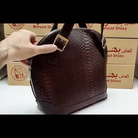 کیف دستی زنانه تمام چرم طبیعی گاوی از بهترین چرم رنگ قهوه ای زیپ فلزی ماشین دوز داخل کیف تک خانه تک زیپ