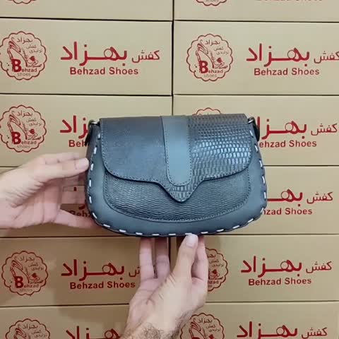 کیف دوشی زنانه دخترانه تمام چرم طبیعی گاوی درجه یک رنگ طوسی دوخت ماشینی بند دوشی چرمی قابل تنظیم داخل کیف تک خانه  