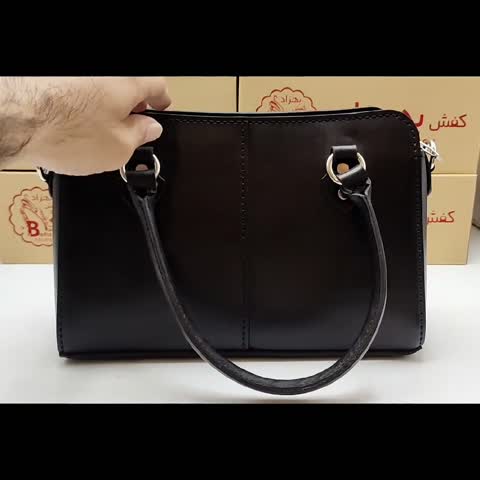 کیف دوشی زنانه تمام چرم طبیعی گاوی از بهترین چرم رنگ مشکی دست دوز داخل کیف تک خانه تک زیپ بند چرمی بلند قابل تنظیم