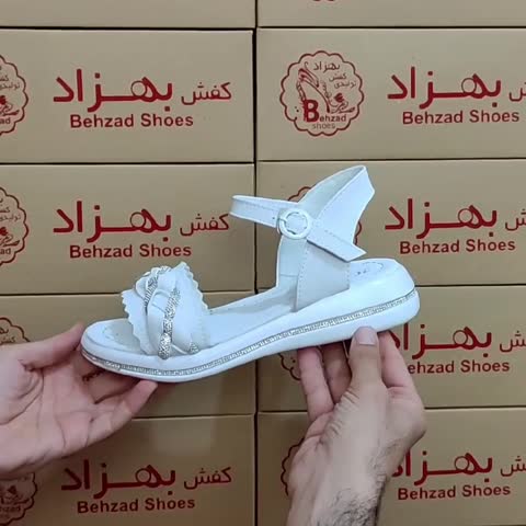 صندل تابستانی نگینی زنانه دخترانه رنگ سفید سایز 37 تا 40 زیره پیو بند سگکی لژ 4 سانتی رویه نگین و چرم صنعتی سبک راحت