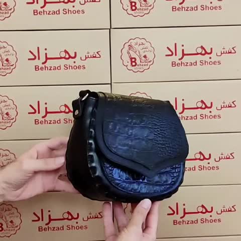 کیف دوشی تمام چرم طبیعی گاوی دخترانه زنانه رنگ مشکی دست دوز بند قابل تنظیم داخل کیف تک خانه 