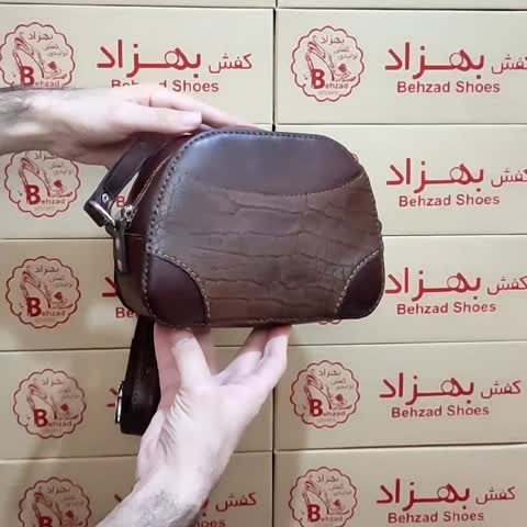 کیف دوشی تمام چرم طبیعی گاوی زنانه دخترانه رنگ قهوه ای دست دوز بند قابل تنظیم داخل کیف تک زیپ تک خانه