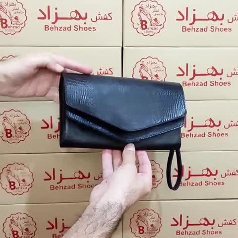 کیف بند دستی تمام چرم طبیعی گاوی زنانه رنگ مشکی دوخت ماشینی داخل کیف دو خانه جای موبایل و کیف پول کیفیت  عالی