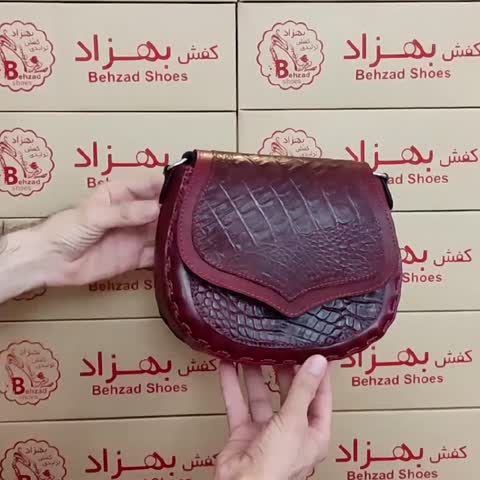 کیف دوشی تمام چرم طبیعی گاوی دخترانه زنانه رنگ زرشکی دست دوز بند قابل تنظیم داخل کیف تک خانه 
