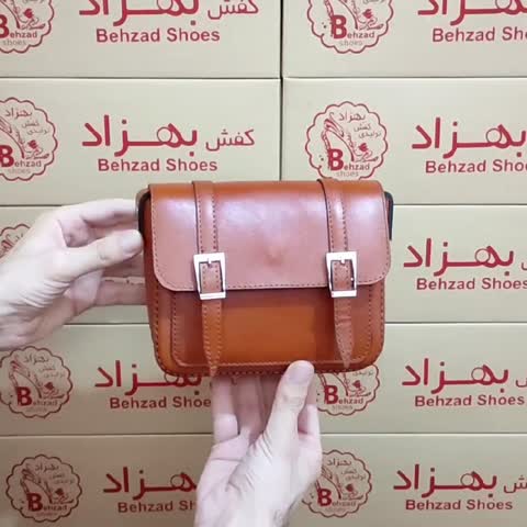 کیف دوشی کوچک زنانه دخترانه تمام چرم طبیعی گاوی درجه یک رنگ عسلی دست دوز بند دوشی چرمی قابل تنظیم داخل کیف تک خانه 