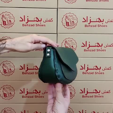کیف دوشی زنانه دخترانه تمام چرم طبیعی گاوی درجه یک رنگ سبز یشمی دوخت ماشینی بند دوشی چرمی قابل تنظیم داخل کیف تک خانه