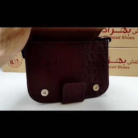 کیف دوشی زنانه تمام چرم طبیعی گاوی از بهترین و مرغوب ترین چرم آستر چرم رنگ زرشکی ماشین دوز داخل کیف دو خانه تک زیپ 
