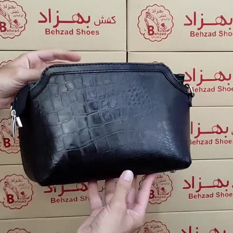 کیف دوشی تمام چرم طبیعی گاوی دخترانه زنانه رنگ مشکی دست دوز بند قابل تنظیم داخل کیف تک زیپ داخل کیف تک خانه  