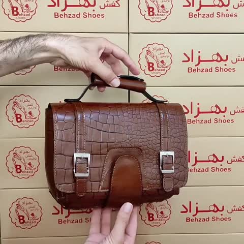 کیف دوشی دانشجویی تمام چرم طبیعی گاوی زنانه رنگ قهوه ای دوخت ماشینی داخل کیف تک خانه جای گوشی و کیف پول بند چرمی بلند