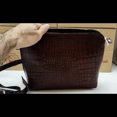 کیف دوشی زنانه تمام چرم طبیعی گاوی از بهترین و مرغوب ترین چرم آستر چرم رنگ قهوه ای ماشین دوز داخل کیف دو خانه تک زیپ 