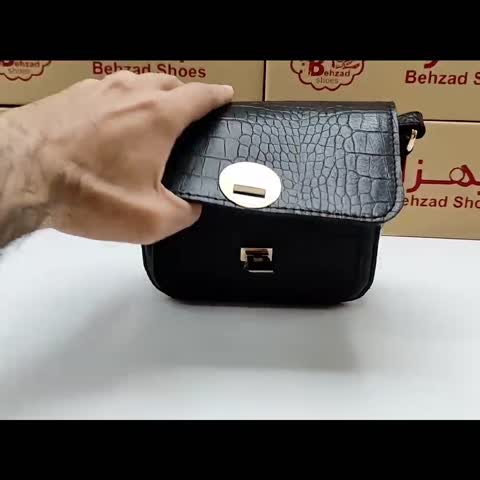 کیف دوشی زنانه تمام چرم طبیعی گاوی از بهترین و مرغوب ترین چرم آستر چرم رنگ مشکی ماشین دوز داخل کیف تک خانه تک زیپ