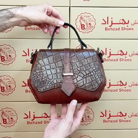 کیف کراواتی دستی و دوشی تمام چرم طبیعی گاوی دخترانه زنانه رنگ قهوه ای دست دوز بند  چرمی قابل تنظیم تک زیپ  تک خانه