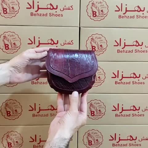 کیف دوشی کوچک سبک زنانه دخترانه تمام چرم طبیعی گاوی درجه یک رنگ زرشکی دوخت ماشینی بند دوشی چرمی قابل تنظیم کیف تک خانه