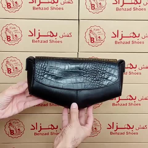 کیف دوشی مدل قایقی تمام چرم طبیعی گاوی درجه یک سبک دخترانه زنانه رنگ مشکی دوخت ماشینی بند قابل تنظیم تک زیپ کیفیت عالی