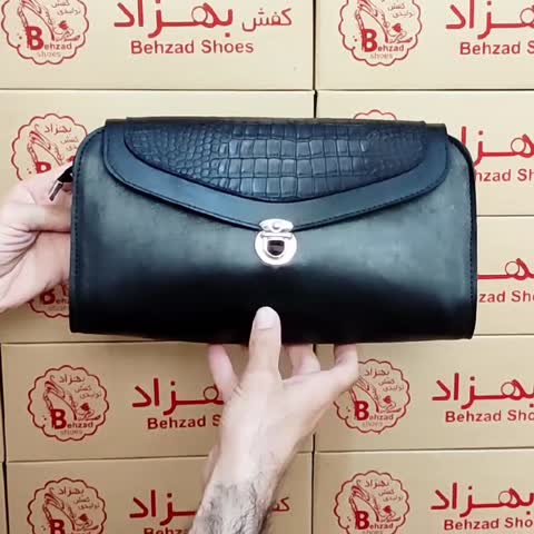کیف دوشی چرم طبیعی گاوی زنانه دخترانه رنگ مشکی دوخت ماشینی داخل کیف تک خانه تک زیپ بند دوشی چرمی قابل تنظیم