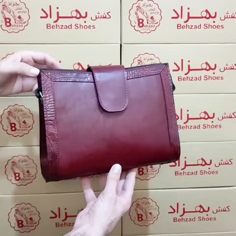 کیف دوشی  تمام چرم طبیعی گاوی زنانه دخترانه رنگ زرشکی  دوخت ماشینی داخل کیف تک خانه بند دوشی قابل تنظیم 
