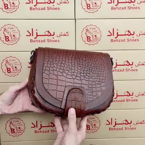 کیف دوشی تمام چرم طبیعی گاوی درجه یک زنانه دخترانه رنگ قهوه ای دوخت ماشینی بند قابل تنظیم کیفیت عالی