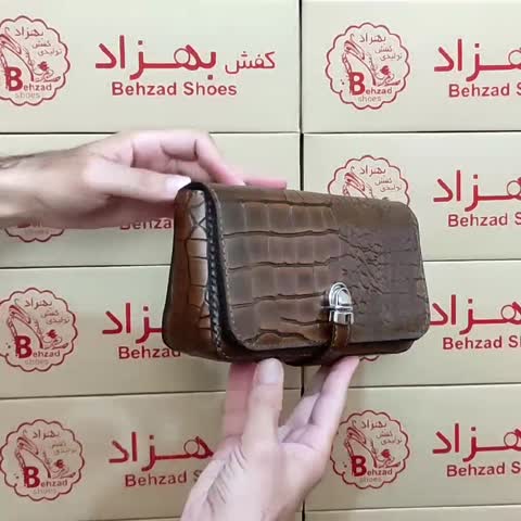 کیف دوشی تمام چرم طبیعی گاوی درجه یک زنانه دخترانه رنگ قهوه ای  دوخت ماشینی بندقابل تنظیم جاکارتی تک زیپ کیفیت عالی سبک