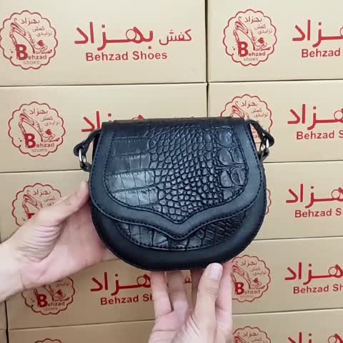 کیف دوشی تمام چرم طبیعی گاوی درجه یک  زنانه دخترانه یک طرفه رنگ مشکی تک زیپ دست دوز بند دوشی چرمی قابل تنظیم سبک