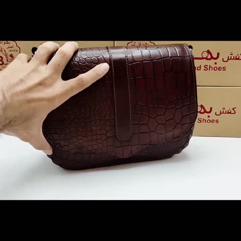 کیف دوشی زنانه تمام چرم طبیعی گاوی از بهترین و مرغوب ترین چرم  رنگ قهوه ای ماشین دوز داخل کیف تک خانه تک زیپ