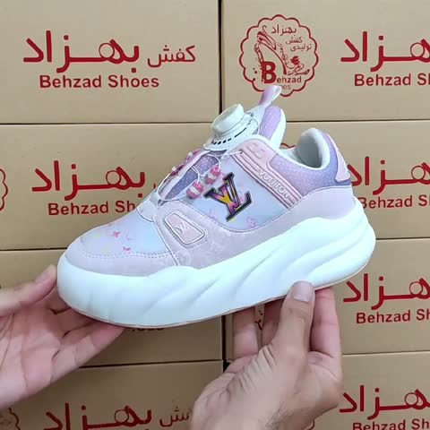 کتونی lv بچه گانه دخترانه رنگ صورتی سایز 33 تا 38 زیره پیو بند پُمپی فنری لژ 4 سانتی رویه چرم صنعتی سبک و راحت