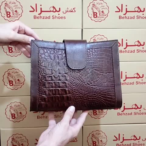 کیف دوشی  تمام چرم طبیعی گاوی زنانه دخترانه رنگ قهوه ای  دوخت ماشینی داخل کیف تک خانه بند دوشی قابل تنظیم 