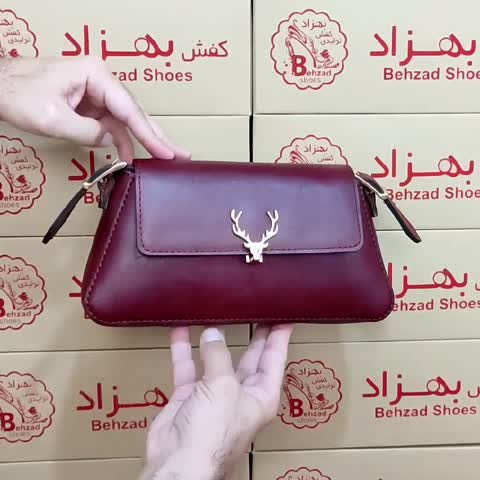 کیف دوشی زنانه دخترانه تمام چرم طبیعی گاوی درجه یک رنگ زرشکی دوخت ترکیب دست دوز و ماشینی بند دوشی  چرمی قابل تنظیم