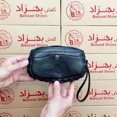 کیف پول دستی زنانه دخترانه تمام چرم طبیعی گاوی درجه یک رنگ مشکی دوخت ماشینی بند مچی چرمی داخل کیف تک خانه 