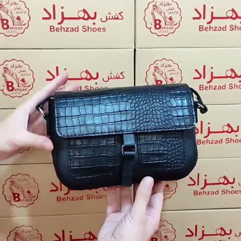 کیف دوشی تمام چرم طبیعی گاوی درجه یک زنانه دخترانه رنگ مشکی دوخت کاملاً دست دوز بند قابل تنظیم تک زیپ کیفیت عالی 