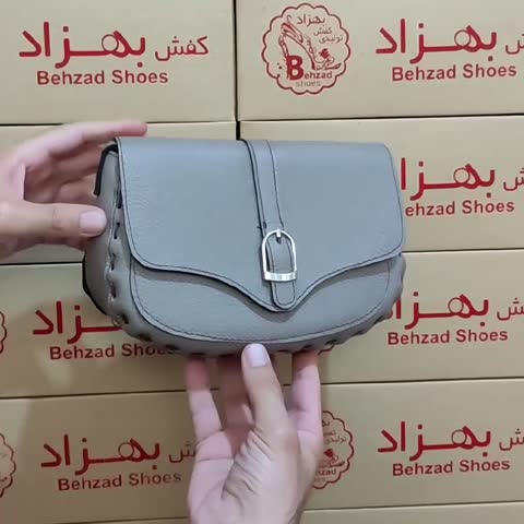 کیف دوشی زنانه دخترانه  تمام چرم  طبیعی گاوی درجه یک رنگ کرم دوخت ماشینی بند دوشی چرمی قابل تنظیم داخل کیف تک خانه 