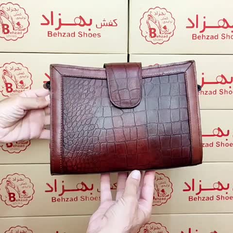 کیف دوشی  تمام چرم طبیعی گاوی زنانه دخترانه رنگ قهوه ای دوخت ماشینی داخل کیف تک خانه بند دوشی قابل تنظیم