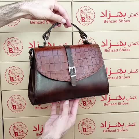 کیف دوشی تمام چرم طبیعی گاوی زنانه رنگ قهوه ای دوخت ماشینی داخل کیف تک خانه تک زیپ کیفیت عالی بند قابل تنظیم 