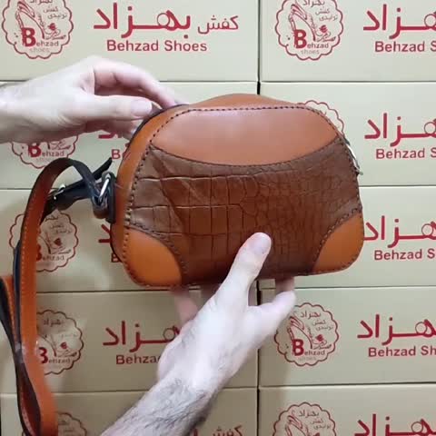 کیف دوشی تمام چرم طبیعی گاوی زنانه دخترانه رنگ عسلی قهوه ای دست دوز بند قابل تنظیم داخل کیف تک زیپ تک خانه