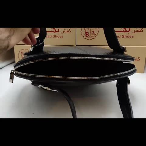 کیف دستی زنانه تمام چرم طبیعی گاوی از بهترین چرم رنگ مشکی زیپ فلزی ماشین دوز داخل کیف تک خانه تک زیپ