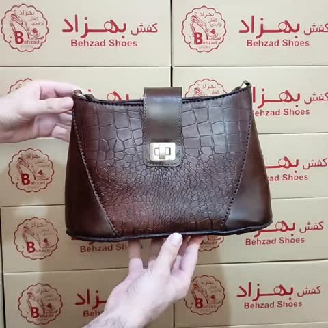 کیف دوشی تمام چرم طبیعی گاوی دخترانه زنانه رنگ قهوه ای دست دوز بند ثابت دوشی  داخل کیف تک زیپ داخل کیف تک خانه