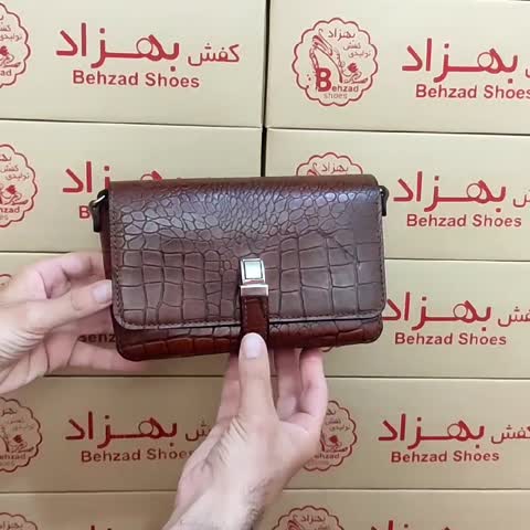 کیف دوشی تمام چرم طبیعی گاوی درجه یک زنانه دخترانه رنگ قهوه ای  دوخت ماشینی بند قابل تنظیم جاکارتی تک زیپ کیفیت عالی سبک