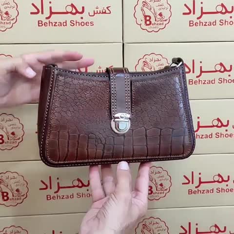 کیف دوشی تمام چرم طبیعی گاوی دخترانه زنانه رنگ قهوه ای دست دوز بند قابل تنظیم داخل کیف تک زیپ داخل کیف تک خانه