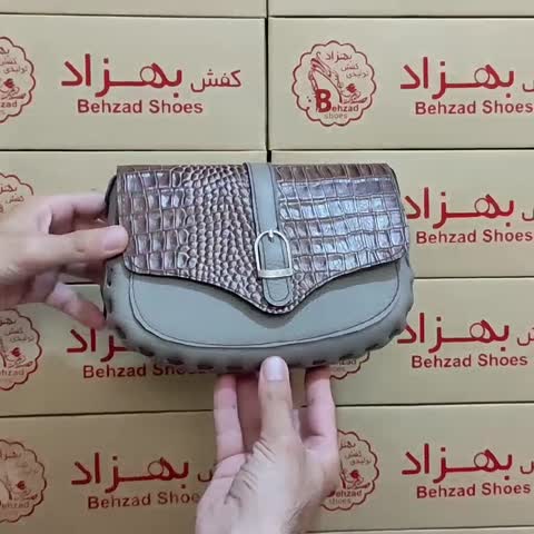 کیف دوشی زنانه دخترانه تمام چرم  طبیعی گاوی درجه یک رنگ کرم دوخت ماشینی بند دوشی چرمی قابل تنظیم داخل کیف تک خانه 