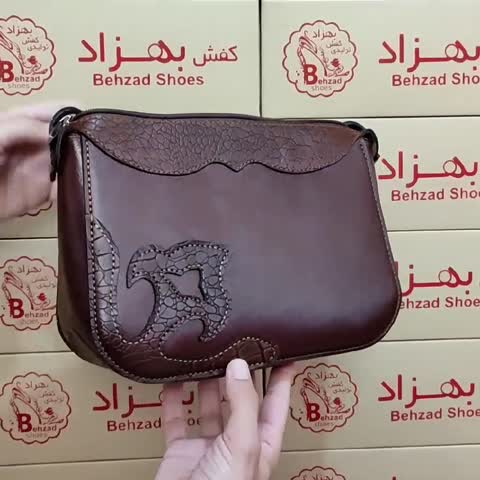 کیف دوشی تمام چرم طبیعی گاوی زنانه رنگ قهوه ای دست دوز داخل کیف تک خانه تک زیپ کیفیت عالی بند قابل تنظیم
